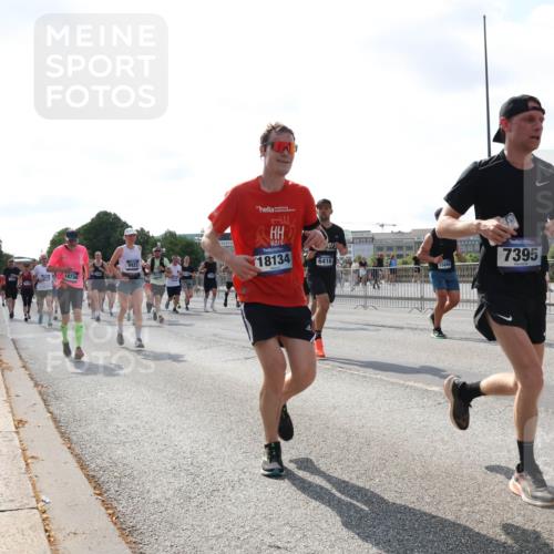 29.06.2025 - hella hamburg halbmarathon Lena Gebhardt http://msf.ph/oto/8298571 29.06.2025 09:59:23 Lombardsbrücke 9922, 18730, 18134, 6416, 15686, 7395, 1319, 1334, 1366, 1485, 1506, 1595, 1642, 1715, 1719, 1972, 2282, 2391, 2432, 2630, 2741, 2911, 3037, 3112, 3279, 3668, 3715, 4426, 4467, 4837, 4839, 5299, 5391, 5420, 5457, 5458, 5465, 5492, 5866, 6390, 6399, 6414, 6415, 6416, 6629, 7033, 7037, 7129, 7130, 7232, 7395, 7833, 7864, 8509, 8520, 8542, 8652, 8772, 8798, 8846, 8929, 9142, 9488, 9655, 9884, 9903, 9907, 9922, 9984, 10020, 10266, 10488, 11039 meine-sportfotos.de