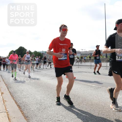 29.06.2025 - hella hamburg halbmarathon Lena Gebhardt http://msf.ph/oto/8298600 29.06.2025 09:59:23 Lombardsbrücke 9922, 134, 6416, 1568, 7395, 1319, 1334, 1366, 1485, 1506, 1595, 1642, 1715, 1719, 1972, 2282, 2391, 2432, 2630, 2741, 2911, 3037, 3112, 3279, 3668, 3715, 4426, 4467, 4837, 4839, 5299, 5391, 5420, 5457, 5458, 5465, 5492, 5866, 6390, 6399, 6414, 6415, 6416, 6629, 7033, 7037, 7129, 7130, 7232, 7395, 7833, 7864, 8509, 8520, 8542, 8652, 8772, 8798, 8846, 8929, 9142, 9488, 9655, 9884, 9903, 9907, 9922, 9984, 10020, 10266, 10488, 11039 meine-sportfotos.de