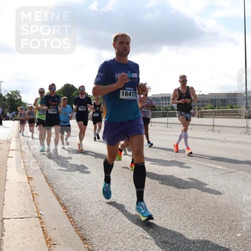 29.06.2025 - hella hamburg halbmarathon Lena Gebhardt http://msf.ph/oto/8298605 29.06.2025 09:46:54 Lombardsbrücke 7080, 17329, 14899, 1411, 16417, 1053, 1344, 1396, 1411, 1577, 1889, 2243, 2563, 3005, 3790, 3935, 4477, 4944, 5048, 5152, 5193, 5660, 6305, 6683, 7080, 7466, 7622, 7628, 7867, 8312, 8323, 8784, 9376, 9519, 10298, 10477, 10927, 10929, 11055, 11230, 11304, 11370, 11661, 11898, 12204, 12447, 12899, 12987, 13148, 13199, 13493, 13494, 13729, 13771, 13961, 13991, 14069, 14310, 14385, 15902, 16065, 16140, 16243, 16811, 16957 meine-sportfotos.de