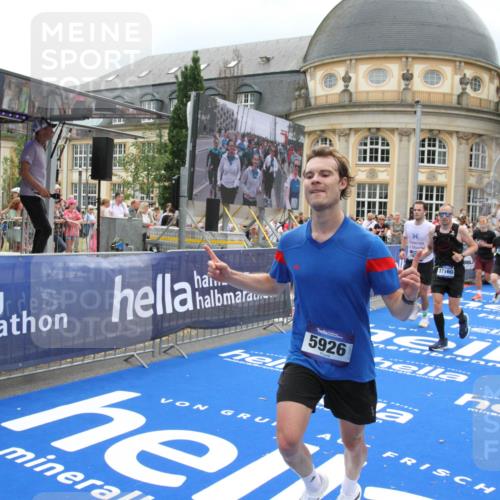 29.06.2025 - hella hamburg halbmarathon Michael Strokosch http://msf.ph/oto/8298645 29.06.2025 10:57:28 Ziel 3435, 5926, 6272, 6281, 6302, 8393, 9450, 9727, 12144, 12590, 13394, 13664, 15695, 16093, 16830, 17160, 17758, 17828 meine-sportfotos.de