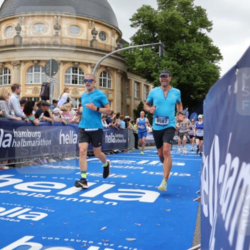 29.06.2025 - hella hamburg halbmarathon Strokosch-Dieckow http://msf.ph/oto/8298648 29.06.2025 10:53:04 Ziel 2111, 2208, 3059, 3258, 3334, 4121, 7509, 7864, 8587, 9093, 9537, 12155, 12367, 12519, 12910, 14323, 14791, 15430, 16986, 18590, 18720, 19208 meine-sportfotos.de