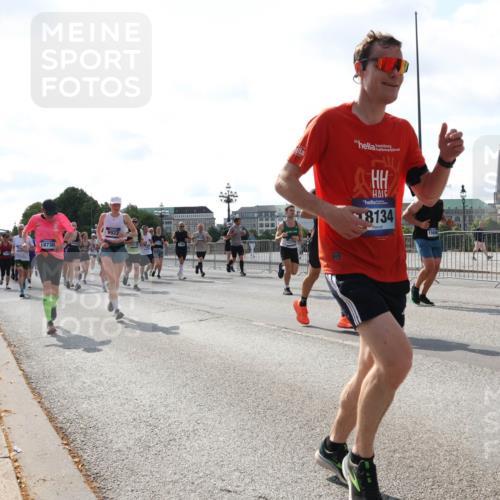 29.06.2025 - hella hamburg halbmarathon Lena Gebhardt http://msf.ph/oto/8298680 29.06.2025 09:59:23 Lombardsbrücke 18730, 9922, 8134, 1319, 1334, 1366, 1485, 1506, 1595, 1642, 1715, 1719, 1972, 2282, 2391, 2432, 2630, 2741, 2911, 3037, 3112, 3279, 3668, 3715, 4426, 4467, 4837, 4839, 5299, 5391, 5420, 5457, 5458, 5465, 5492, 5866, 6390, 6399, 6414, 6415, 6416, 6629, 7033, 7037, 7129, 7130, 7232, 7395, 7833, 7864, 8509, 8520, 8542, 8652, 8772, 8798, 8846, 8929, 9142, 9488, 9655, 9884, 9903, 9907, 9922, 9984, 10020, 10266, 10488, 11039 meine-sportfotos.de