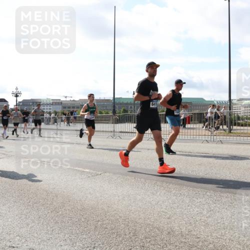 29.06.2025 - hella hamburg halbmarathon Lena Gebhardt http://msf.ph/oto/8298761 29.06.2025 09:59:24 Lombardsbrücke 9922, 1277, 6416, 1319, 1334, 1366, 1506, 1595, 1642, 1715, 1719, 1955, 1972, 2282, 2391, 2432, 2630, 2741, 2911, 3037, 3112, 3279, 3668, 3715, 4426, 4467, 4837, 4839, 5299, 5391, 5420, 5457, 5458, 5465, 5492, 5866, 6390, 6399, 6414, 6415, 6416, 6629, 7033, 7037, 7129, 7130, 7232, 7395, 7833, 7864, 8509, 8520, 8542, 8652, 8772, 8798, 8846, 8929, 9142, 9488, 9655, 9884, 9903, 9907, 9922, 9984, 10020, 10266, 10488, 11039 meine-sportfotos.de