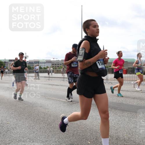 29.06.2025 - hella hamburg halbmarathon Lena Gebhardt http://msf.ph/oto/8298783 29.06.2025 10:21:42 Lombardsbrücke 6086, 9369, 156, 5957, 1072, 1158, 1191, 1250, 1294, 1401, 1668, 1958, 2172, 2271, 2315, 2353, 2529, 2635, 2815, 3122, 3606, 3770, 3817, 3825, 3826, 3995, 4046, 4289, 4375, 4376, 4697, 4786, 5122, 5373, 5395, 5412, 5493, 5641, 5759, 5957, 6086, 6103, 6475, 6676, 6805, 6844, 7075, 7162, 7375, 7522, 7553, 7612, 7672, 7781, 8095, 8286, 8715, 8844, 8896, 8959, 9002, 9062, 9100, 9369, 9483, 9499, 9532, 9624, 10374, 10874 meine-sportfotos.de