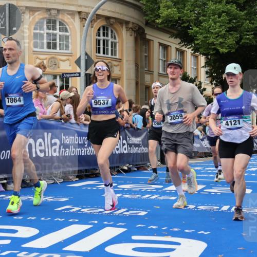 29.06.2025 - hella hamburg halbmarathon Strokosch-Dieckow http://msf.ph/oto/8298837 29.06.2025 10:53:06 Ziel 2111, 2208, 3059, 3258, 3334, 4121, 7383, 7509, 7864, 8273, 8361, 8587, 9093, 9537, 12155, 12367, 12910, 14323, 16929, 16986, 18590, 19208 meine-sportfotos.de