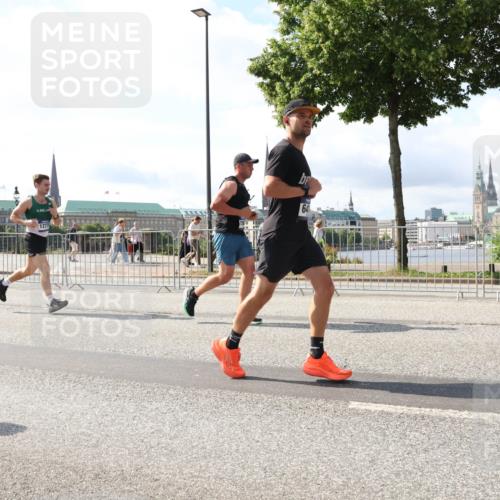 29.06.2025 - hella hamburg halbmarathon Lena Gebhardt http://msf.ph/oto/8298939 29.06.2025 09:59:25 Lombardsbrücke 1277, 64, 1319, 1334, 1366, 1506, 1595, 1642, 1715, 1719, 1955, 1972, 2282, 2391, 2432, 2630, 2741, 2911, 3037, 3112, 3279, 3668, 3715, 4426, 4467, 4837, 4839, 5299, 5391, 5420, 5457, 5458, 5465, 5492, 5866, 6390, 6399, 6414, 6415, 6416, 7033, 7037, 7129, 7130, 7232, 7395, 7833, 7864, 8509, 8520, 8542, 8652, 8772, 8798, 8846, 8929, 9142, 9488, 9655, 9884, 9903, 9907, 9922, 9984, 10020, 10266, 11039, 11568 meine-sportfotos.de