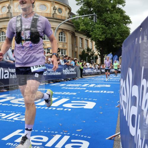 29.06.2025 - hella hamburg halbmarathon Strokosch-Dieckow http://msf.ph/oto/8298967 29.06.2025 10:53:09 Ziel 2111, 2208, 3059, 3258, 4121, 7383, 7864, 8273, 8361, 8587, 9142, 9537, 12875, 14323, 15179, 16929, 16986, 19208 meine-sportfotos.de