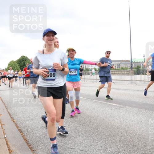29.06.2025 - hella hamburg halbmarathon Lena Gebhardt http://msf.ph/oto/8298980 29.06.2025 10:56:18 Lombardsbrücke 509, 8533, 8305, 1047, 1113, 1738, 1909, 2095, 2143, 2307, 2793, 2915, 3257, 3268, 3438, 3520, 3675, 3676, 3953, 3987, 4083, 4265, 4354, 4473, 4773, 4836, 5237, 5306, 5438, 5580, 5693, 5757, 5994, 6055, 6056, 6113, 6494, 6594, 6690, 6968, 7025, 7028, 7090, 7307, 7516, 7616, 7711, 8005, 8108, 8110, 8305, 8517, 8533, 8606, 8766, 9383, 9435, 9606, 9838, 9948, 9953, 10449, 10555, 10569, 10640, 10740, 10784, 10987 meine-sportfotos.de