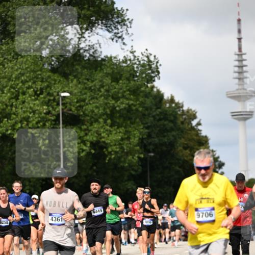 29.06.2025 - hella hamburg halbmarathon Dr. Thomas Lammeyer http://msf.ph/oto/8298984 29.06.2025 10:37:49 Kennedybrücke 1189, 1275, 1896, 1995, 2342, 2526, 2776, 3264, 3340, 3345, 3812, 3848, 4361, 4433, 4449, 4807, 5075, 5141, 5180, 5557, 5561, 5584, 5821, 5822, 5887, 6515, 6516, 6956, 6999, 7027, 7308, 7309, 7633, 7653, 7982, 8157, 8349, 8375, 8377, 8383, 8401, 8620, 8891, 9234, 9258, 9438, 9591, 9706, 9799, 9995, 10800, 11092, 11111, 11237, 11260 meine-sportfotos.de