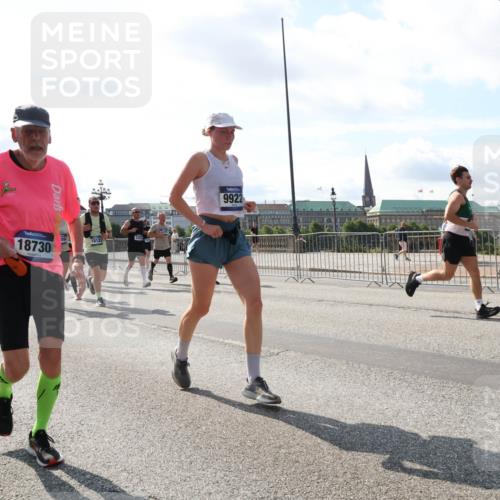 29.06.2025 - hella hamburg halbmarathon Lena Gebhardt http://msf.ph/oto/8299012 29.06.2025 09:59:25 Lombardsbrücke 12544, 12910, 18730, 18122, 9922, 1319, 1334, 1366, 1506, 1595, 1642, 1715, 1719, 1955, 1972, 2282, 2391, 2432, 2630, 2741, 2911, 3037, 3112, 3279, 3668, 3715, 4426, 4467, 4837, 4839, 5299, 5391, 5420, 5457, 5458, 5465, 5492, 5866, 6390, 6399, 6414, 6415, 6416, 7033, 7037, 7129, 7130, 7232, 7395, 7833, 7864, 8509, 8520, 8542, 8652, 8772, 8798, 8846, 8929, 9142, 9488, 9655, 9884, 9903, 9907, 9922, 9984, 10020, 10266, 11039, 11568 meine-sportfotos.de