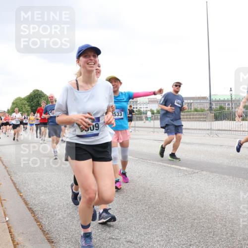 29.06.2025 - hella hamburg halbmarathon Lena Gebhardt http://msf.ph/oto/8299020 29.06.2025 10:56:18 Lombardsbrücke 533, 1064, 8305, 1047, 1113, 1738, 1909, 2095, 2143, 2307, 2793, 2915, 3257, 3268, 3438, 3520, 3675, 3676, 3953, 3987, 4083, 4265, 4354, 4473, 4773, 4836, 5237, 5306, 5438, 5580, 5693, 5757, 5994, 6055, 6056, 6113, 6494, 6594, 6690, 6968, 7025, 7028, 7090, 7307, 7516, 7616, 7711, 8005, 8108, 8110, 8305, 8517, 8533, 8606, 8766, 9383, 9435, 9606, 9838, 9948, 9953, 10449, 10555, 10569, 10640, 10740, 10784, 10987 meine-sportfotos.de