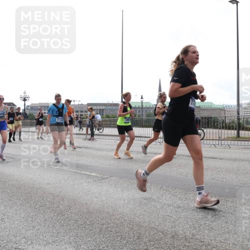 29.06.2025 - hella hamburg halbmarathon Lena Gebhardt http://msf.ph/oto/8299022 29.06.2025 10:36:55 Lombardsbrücke 2552, 4762, 14, 3499, 2124, 578, 1118, 1224, 1253, 1339, 1488, 1490, 1597, 1948, 1952, 1954, 2031, 2072, 2104, 2124, 2272, 2480, 2552, 2588, 3127, 3165, 3428, 3714, 3873, 3895, 4084, 4618, 4733, 4762, 4996, 5224, 5538, 5640, 5786, 5789, 6156, 6172, 6190, 6359, 6584, 6667, 6804, 7202, 7632, 7707, 7773, 8007, 8257, 8258, 8315, 8499, 8758, 8936, 8937, 8945, 9054, 9055, 9295, 9500, 9694, 13265, 15077, 17156, 17807, 18152, 18488 meine-sportfotos.de