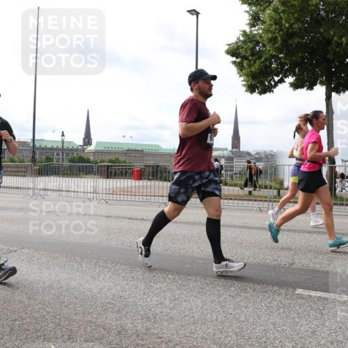29.06.2025 - hella hamburg halbmarathon Lena Gebhardt http://msf.ph/oto/8299035 29.06.2025 10:21:43 Lombardsbrücke 12041, 1072, 1158, 1191, 1250, 1294, 1401, 1668, 1958, 2172, 2271, 2315, 2353, 2529, 2635, 2815, 3122, 3606, 3770, 3817, 3825, 3826, 3995, 4046, 4289, 4375, 4376, 4697, 4786, 5122, 5373, 5395, 5412, 5493, 5641, 5759, 5957, 6086, 6103, 6475, 6676, 6805, 6844, 7075, 7162, 7375, 7522, 7553, 7612, 7672, 7781, 8095, 8286, 8715, 8844, 8896, 8959, 9002, 9062, 9100, 9369, 9483, 9499, 9532, 9624, 10374, 10874 meine-sportfotos.de