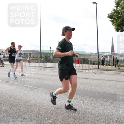 29.06.2025 - hella hamburg halbmarathon Lena Gebhardt http://msf.ph/oto/8299120 29.06.2025 10:21:43 Lombardsbrücke 6086, 5759, 12041, 10, 1072, 1158, 1191, 1250, 1294, 1401, 1668, 1958, 2172, 2271, 2315, 2353, 2529, 2635, 2815, 3122, 3606, 3770, 3817, 3825, 3826, 3995, 4046, 4289, 4375, 4376, 4697, 4786, 5122, 5373, 5395, 5412, 5493, 5641, 5759, 5957, 6086, 6103, 6475, 6676, 6805, 6844, 7075, 7162, 7375, 7522, 7553, 7612, 7672, 7781, 8095, 8286, 8715, 8844, 8896, 8959, 9002, 9062, 9100, 9369, 9483, 9499, 9532, 9624, 10374, 10874 meine-sportfotos.de