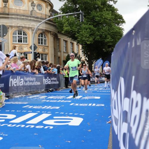 29.06.2025 - hella hamburg halbmarathon Strokosch-Dieckow http://msf.ph/oto/8299141 29.06.2025 10:53:13 Ziel 1683, 2074, 2111, 2354, 4065, 7312, 7383, 8273, 8361, 9142, 11844, 12490, 12875, 15179, 15681, 16929, 16986, 18901 meine-sportfotos.de