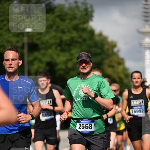 29.06.2025 - hella hamburg halbmarathon Dr. Thomas Lammeyer http://msf.ph/oto/8299183 29.06.2025 09:53:56 Kennedybrücke 1209, 1358, 1675, 1688, 1803, 1882, 2415, 2568, 2675, 2826, 3332, 4205, 4398, 4528, 4823, 5409, 5436, 5508, 5745, 5791, 5803, 6458, 6529, 6649, 7774, 8450, 8958, 9017, 9116, 9302, 9365, 9711, 10218, 10922, 11281, 11305, 11379 meine-sportfotos.de