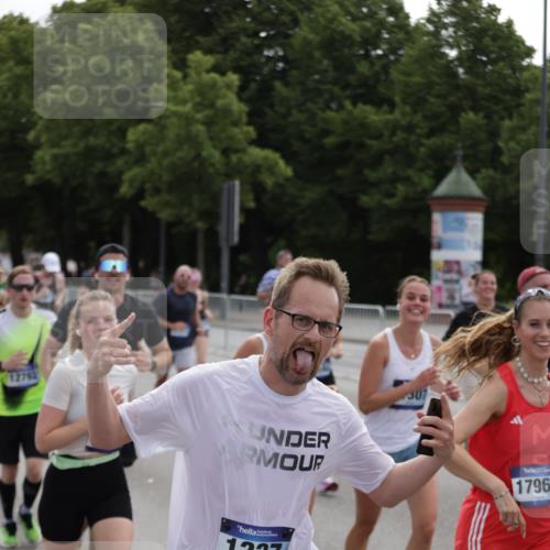 29.06.2025 - hella hamburg halbmarathon Jannik Wohlers http://msf.ph/oto/8299213 29.06.2025 10:37:00 Lombardsbrücke 1022, 1276, 1337, 1597, 1819, 2016, 2272, 2486, 2640, 3633, 4097, 4347, 4733, 5146, 5171, 5186, 5560, 5790, 5940, 6821, 6955, 7085, 7235, 7544, 7707, 7777, 7823, 8811, 8843, 9524, 10476, 10762, 10798, 10919, 11183, 11888, 11980, 12762, 12935, 13077, 13783, 14130, 14282, 14343, 14657, 14915, 15084, 16303, 16582, 16706, 16831, 16837, 17305, 17307, 17355, 17687, 17688, 17794, 17965, 18578, 18710, 18903 meine-sportfotos.de