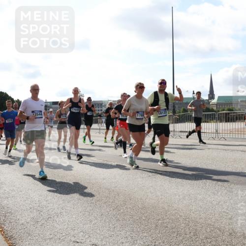 29.06.2025 - hella hamburg halbmarathon Lena Gebhardt http://msf.ph/oto/8299216 29.06.2025 09:59:27 Lombardsbrücke 3112, 16189, 1319, 1595, 12544, 17045, 1366, 18388, 1789, 18122, 1319, 1334, 1366, 1506, 1595, 1642, 1715, 1719, 1955, 1972, 2282, 2391, 2432, 2630, 2741, 2911, 3037, 3112, 3279, 3668, 3715, 4426, 4467, 4837, 4839, 5299, 5391, 5420, 5457, 5458, 5465, 5492, 5866, 6390, 6399, 6414, 6415, 6416, 7033, 7037, 7129, 7130, 7232, 7395, 7833, 7864, 8330, 8509, 8520, 8542, 8652, 8772, 8798, 8846, 8929, 9142, 9488, 9884, 9903, 9907, 9922, 9984, 10020, 10031, 10266, 11039, 11568, 11844 meine-sportfotos.de