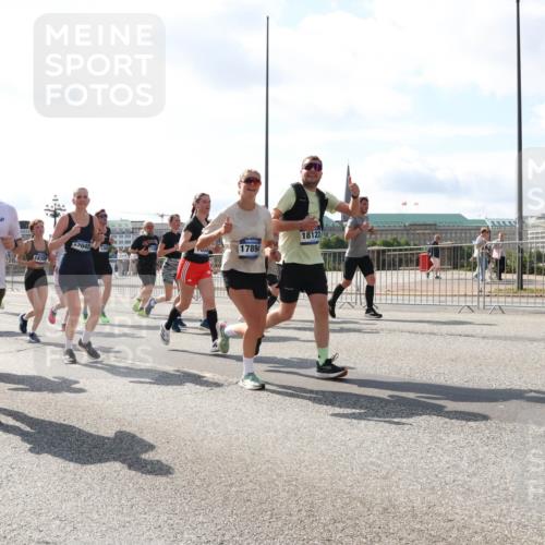 29.06.2025 - hella hamburg halbmarathon Lena Gebhardt http://msf.ph/oto/8299233 29.06.2025 09:59:27 Lombardsbrücke 189, 1319, 1244, 12544, 18388, 17045, 17894, 18122, 1319, 1334, 1366, 1506, 1595, 1642, 1715, 1719, 1955, 1972, 2282, 2391, 2432, 2630, 2741, 2911, 3037, 3112, 3279, 3668, 3715, 4426, 4467, 4837, 4839, 5299, 5391, 5420, 5457, 5458, 5465, 5492, 5866, 6390, 6399, 6414, 6415, 6416, 7033, 7037, 7129, 7130, 7232, 7395, 7833, 7864, 8330, 8509, 8520, 8542, 8652, 8772, 8798, 8846, 8929, 9142, 9488, 9884, 9903, 9907, 9922, 9984, 10020, 10031, 10266, 11039, 11568, 11844 meine-sportfotos.de