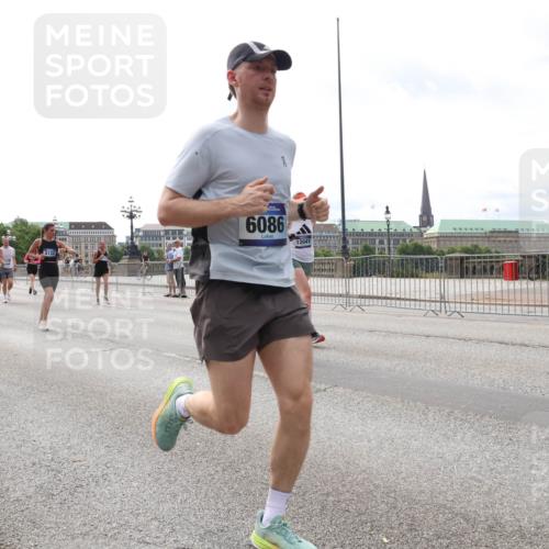 29.06.2025 - hella hamburg halbmarathon Lena Gebhardt http://msf.ph/oto/8299243 29.06.2025 10:21:44 Lombardsbrücke 13937, 5122, 6086, 12041, 1072, 1158, 1191, 1250, 1294, 1401, 1668, 1958, 2172, 2271, 2315, 2353, 2529, 2635, 2815, 3122, 3606, 3770, 3817, 3825, 3826, 3995, 4046, 4289, 4375, 4376, 4697, 4786, 5122, 5373, 5395, 5412, 5493, 5641, 5759, 5957, 6086, 6103, 6475, 6676, 6805, 6844, 7075, 7162, 7375, 7522, 7553, 7612, 7672, 7781, 8095, 8286, 8715, 8844, 8896, 8959, 9002, 9062, 9100, 9369, 9483, 9499, 9532, 9624, 10374, 10874 meine-sportfotos.de