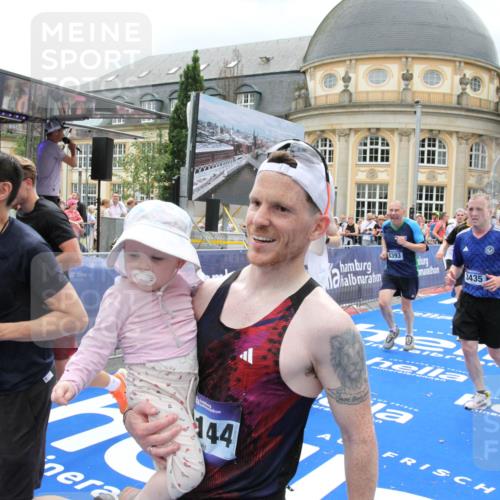 29.06.2025 - hella hamburg halbmarathon Michael Strokosch http://msf.ph/oto/8299253 29.06.2025 10:57:32 Ziel 2236, 3435, 4502, 5015, 5134, 5728, 6281, 6302, 8393, 9727, 12144, 13245, 13394, 15695, 16093, 16830, 17160, 17758, 17828 meine-sportfotos.de