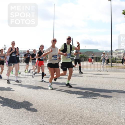 29.06.2025 - hella hamburg halbmarathon Lena Gebhardt http://msf.ph/oto/8299271 29.06.2025 09:59:27 Lombardsbrücke 319, 12544, 17045, 18122, 18388, 7833, 1789, 1319, 1334, 1366, 1506, 1595, 1642, 1715, 1719, 1955, 1972, 2282, 2391, 2432, 2630, 2741, 2911, 3037, 3112, 3279, 3668, 3715, 4426, 4467, 4837, 4839, 5299, 5391, 5420, 5457, 5458, 5465, 5492, 5866, 6390, 6399, 6414, 6415, 6416, 7033, 7037, 7129, 7130, 7232, 7395, 7833, 7864, 8330, 8509, 8520, 8542, 8652, 8772, 8798, 8846, 8929, 9142, 9488, 9884, 9903, 9907, 9922, 9984, 10020, 10031, 10266, 11039, 11568, 11844 meine-sportfotos.de