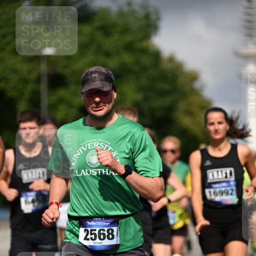 29.06.2025 - hella hamburg halbmarathon Dr. Thomas Lammeyer http://msf.ph/oto/8299291 29.06.2025 09:53:57 Kennedybrücke 1209, 1358, 1675, 1688, 1882, 2415, 2568, 2675, 2826, 3332, 4205, 4380, 4398, 4823, 5409, 5436, 5508, 5745, 5791, 5803, 6458, 6529, 6649, 7026, 7774, 8450, 8958, 9017, 9116, 9302, 9365, 9711, 10218, 10922, 11281, 11305, 11379 meine-sportfotos.de