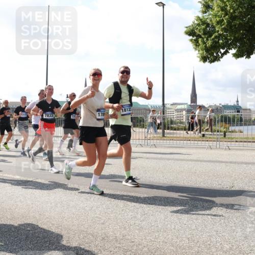 29.06.2025 - hella hamburg halbmarathon Lena Gebhardt http://msf.ph/oto/8299302 29.06.2025 09:59:27 Lombardsbrücke 2544, 17045, 5441, 18122, 7833, 228, 1789, 1319, 1334, 1366, 1506, 1595, 1642, 1715, 1719, 1955, 1972, 2282, 2391, 2432, 2630, 2741, 2911, 3037, 3112, 3279, 3668, 3715, 4426, 4467, 4837, 4839, 5299, 5391, 5420, 5457, 5458, 5465, 5492, 5866, 6390, 6399, 6414, 6415, 6416, 7033, 7037, 7129, 7130, 7232, 7395, 7833, 7864, 8330, 8509, 8520, 8542, 8652, 8772, 8798, 8846, 8929, 9142, 9488, 9884, 9903, 9907, 9922, 9984, 10020, 10031, 10266, 11039, 11568, 11844 meine-sportfotos.de