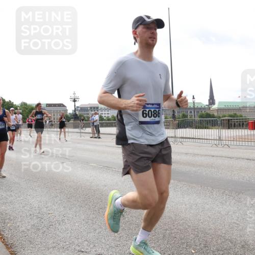 29.06.2025 - hella hamburg halbmarathon Lena Gebhardt http://msf.ph/oto/8299308 29.06.2025 10:21:44 Lombardsbrücke 1837, 13937, 5122, 6086, 1072, 1158, 1191, 1250, 1294, 1401, 1668, 1958, 2172, 2271, 2315, 2353, 2529, 2635, 2815, 3122, 3606, 3770, 3817, 3825, 3826, 3995, 4046, 4289, 4375, 4376, 4697, 4786, 5122, 5373, 5395, 5412, 5493, 5641, 5759, 5957, 6086, 6103, 6475, 6676, 6805, 6844, 7075, 7162, 7375, 7522, 7553, 7612, 7672, 7781, 8095, 8286, 8715, 8844, 8896, 8959, 9002, 9062, 9100, 9369, 9483, 9499, 9532, 9624, 10374, 10874 meine-sportfotos.de