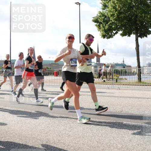29.06.2025 - hella hamburg halbmarathon Lena Gebhardt http://msf.ph/oto/8299321 29.06.2025 09:59:27 Lombardsbrücke 17045, 1540, 12544, 7833, 1789, 1812, 1319, 1334, 1366, 1506, 1595, 1642, 1715, 1719, 1955, 1972, 2282, 2391, 2432, 2630, 2741, 2911, 3037, 3112, 3279, 3668, 3715, 4426, 4467, 4837, 4839, 5299, 5391, 5420, 5457, 5458, 5465, 5492, 5866, 6390, 6399, 6414, 6415, 6416, 7033, 7037, 7129, 7130, 7232, 7395, 7833, 7864, 8330, 8509, 8520, 8542, 8652, 8772, 8798, 8846, 8929, 9142, 9488, 9884, 9903, 9907, 9922, 9984, 10020, 10031, 10266, 11039, 11568, 11844 meine-sportfotos.de
