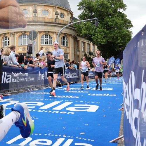 29.06.2025 - hella hamburg halbmarathon Strokosch-Dieckow http://msf.ph/oto/8299322 29.06.2025 10:53:16 Ziel 1683, 1727, 2074, 2111, 2354, 4065, 6942, 7312, 7383, 8273, 8361, 8651, 9142, 11844, 12490, 12875, 15179, 15681, 15838, 16929, 16986, 18134, 18901 meine-sportfotos.de