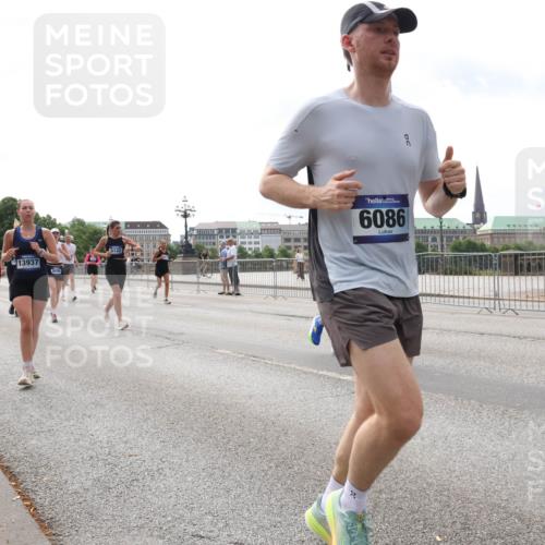 29.06.2025 - hella hamburg halbmarathon Lena Gebhardt http://msf.ph/oto/8299365 29.06.2025 10:21:44 Lombardsbrücke 1837, 13937, 6086, 1072, 1158, 1191, 1250, 1294, 1401, 1668, 1958, 2172, 2271, 2315, 2353, 2529, 2635, 2815, 3122, 3606, 3770, 3817, 3825, 3826, 3995, 4046, 4289, 4375, 4376, 4697, 4786, 5122, 5373, 5395, 5412, 5493, 5641, 5759, 5957, 6086, 6103, 6475, 6676, 6805, 6844, 7075, 7162, 7375, 7522, 7553, 7612, 7672, 7781, 8095, 8286, 8715, 8844, 8896, 8959, 9002, 9062, 9100, 9369, 9483, 9499, 9532, 9624, 10374, 10874 meine-sportfotos.de