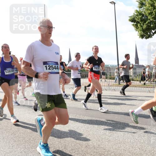 29.06.2025 - hella hamburg halbmarathon Lena Gebhardt http://msf.ph/oto/8299382 29.06.2025 09:59:28 Lombardsbrücke 19, 8652, 12910, 388, 19, 12544, 41, 1817, 7833, 1319, 1334, 1366, 1506, 1595, 1642, 1715, 1719, 1955, 1972, 2282, 2391, 2432, 2630, 2741, 2911, 3037, 3112, 3279, 3668, 3715, 4426, 4467, 4837, 4839, 5299, 5391, 5420, 5457, 5458, 5465, 5492, 5866, 6390, 6399, 6414, 6415, 6416, 7033, 7037, 7129, 7130, 7232, 7395, 7833, 7864, 8330, 8509, 8520, 8542, 8652, 8772, 8798, 8846, 8929, 9142, 9488, 9884, 9903, 9907, 9922, 9984, 10020, 10031, 10266, 11039, 11568, 11844 meine-sportfotos.de