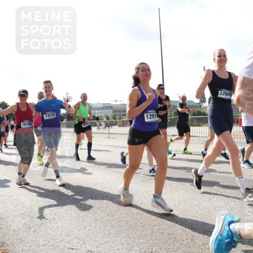 29.06.2025 - hella hamburg halbmarathon Lena Gebhardt http://msf.ph/oto/8299439 29.06.2025 09:59:28 Lombardsbrücke 3112, 1595, 16189, 1319, 8654, 1291, 17045, 125, 1319, 1334, 1366, 1506, 1595, 1642, 1715, 1719, 1955, 1972, 2282, 2391, 2432, 2630, 2741, 2911, 3037, 3112, 3279, 3668, 3715, 4426, 4467, 4837, 4839, 5299, 5391, 5420, 5457, 5458, 5465, 5492, 5866, 6390, 6399, 6414, 6415, 6416, 7033, 7037, 7129, 7130, 7232, 7395, 7833, 7864, 8330, 8509, 8520, 8542, 8652, 8772, 8798, 8846, 8929, 9142, 9488, 9884, 9903, 9907, 9922, 9984, 10020, 10031, 10266, 11039, 11568, 11844 meine-sportfotos.de