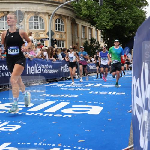 29.06.2025 - hella hamburg halbmarathon Strokosch-Dieckow http://msf.ph/oto/8299476 29.06.2025 10:53:19 Ziel 1683, 1727, 2074, 2354, 4065, 6198, 6629, 6942, 7312, 7383, 8273, 8361, 8651, 9142, 11844, 12490, 12875, 13997, 15179, 15681, 15838, 16929, 18134, 18901 meine-sportfotos.de