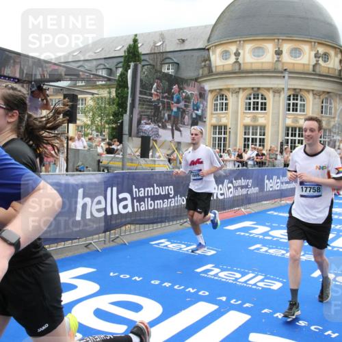 29.06.2025 - hella hamburg halbmarathon Michael Strokosch http://msf.ph/oto/8299486 29.06.2025 10:57:34 Ziel 2236, 2652, 3435, 4502, 5015, 5134, 5457, 5458, 5728, 6281, 6302, 8393, 12144, 13245, 13394, 15695, 16093, 17758, 17828 meine-sportfotos.de