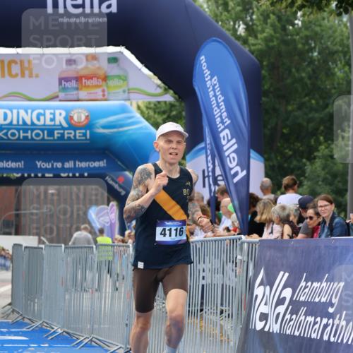 29.06.2025 - hella hamburg halbmarathon Strokosch-Dieckow http://msf.ph/oto/8299493 29.06.2025 10:17:06 Ziel 4116 meine-sportfotos.de