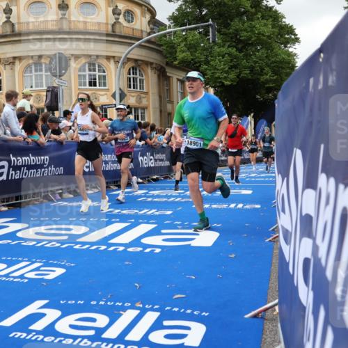 29.06.2025 - hella hamburg halbmarathon Strokosch-Dieckow http://msf.ph/oto/8299507 29.06.2025 10:53:21 Ziel 1683, 1727, 2074, 2354, 4065, 6198, 6629, 6942, 7312, 8651, 9142, 11068, 11844, 12490, 12875, 12909, 13912, 13997, 15179, 15681, 15838, 18134, 18901 meine-sportfotos.de