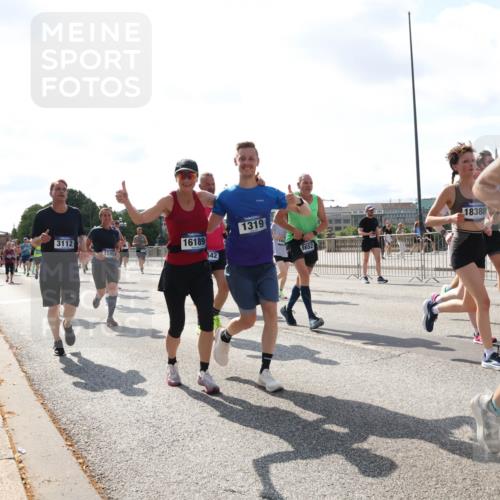 29.06.2025 - hella hamburg halbmarathon Lena Gebhardt http://msf.ph/oto/8299513 29.06.2025 09:59:28 Lombardsbrücke 3112, 16189, 642, 1319, 8652, 18388, 12910, 1319, 1334, 1366, 1506, 1595, 1642, 1715, 1719, 1955, 1972, 2282, 2391, 2432, 2630, 2741, 2911, 3037, 3112, 3279, 3668, 3715, 4426, 4467, 4837, 4839, 5299, 5391, 5420, 5457, 5458, 5465, 5492, 5866, 6390, 6399, 6414, 6415, 6416, 7033, 7037, 7129, 7130, 7232, 7395, 7833, 7864, 8330, 8509, 8520, 8542, 8652, 8772, 8798, 8846, 8929, 9142, 9488, 9884, 9903, 9907, 9922, 9984, 10020, 10031, 10266, 11039, 11568, 11844 meine-sportfotos.de
