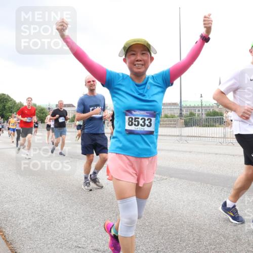 29.06.2025 - hella hamburg halbmarathon Lena Gebhardt http://msf.ph/oto/8299526 29.06.2025 10:56:19 Lombardsbrücke 4354, 11862, 8533, 1517, 1, 1064, 1047, 1113, 1738, 1909, 2095, 2143, 2307, 2793, 2915, 3257, 3268, 3438, 3520, 3675, 3676, 3953, 3987, 4083, 4265, 4354, 4473, 4773, 4836, 5237, 5306, 5438, 5580, 5693, 5757, 5994, 6055, 6056, 6113, 6494, 6594, 6690, 6968, 7025, 7028, 7090, 7307, 7516, 7616, 7711, 8005, 8108, 8305, 8517, 8533, 8606, 8766, 9383, 9435, 9606, 9838, 9948, 9953, 10449, 10555, 10569, 10640, 10740, 10784, 10987 meine-sportfotos.de