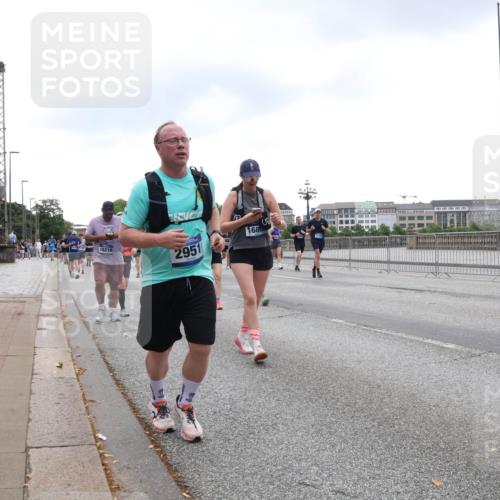 29.06.2025 - hella hamburg halbmarathon Lena Gebhardt http://msf.ph/oto/8299543 29.06.2025 10:46:52 Lombardsbrücke 1073, 1185, 1286, 1363, 1371, 1375, 1593, 1607, 1608, 1720, 1837, 1961, 1999, 2162, 2211, 2320, 2327, 2555, 2556, 2665, 2697, 2981, 3277, 3406, 3407, 3469, 3734, 3823, 4202, 4239, 4296, 4342, 4355, 4448, 4483, 4604, 5111, 5114, 5700, 5796, 5953, 6124, 6161, 6485, 6496, 6740, 7073, 7303, 7412, 7767, 7827, 8477, 8486, 8551, 8553, 8684, 8706, 8967, 9691, 10230, 13969, 14261, 15852, 16882, 16987 meine-sportfotos.de