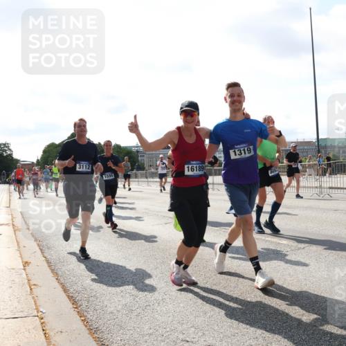 29.06.2025 - hella hamburg halbmarathon Lena Gebhardt http://msf.ph/oto/8299571 29.06.2025 09:59:29 Lombardsbrücke 3112, 1595, 16189, 1319, 8654, 1319, 1334, 1366, 1506, 1595, 1642, 1955, 1972, 2282, 2391, 2432, 2630, 2741, 2911, 3112, 3279, 3668, 3715, 4426, 4467, 4837, 4839, 5299, 5391, 5420, 5457, 5458, 5465, 5492, 5866, 6390, 6399, 6414, 6415, 6416, 7033, 7037, 7129, 7130, 7232, 7395, 7833, 7864, 8330, 8509, 8520, 8542, 8652, 8772, 8846, 8929, 9142, 9488, 9884, 9903, 9907, 9922, 9984, 10020, 10031, 10266, 11039, 11568, 11844 meine-sportfotos.de