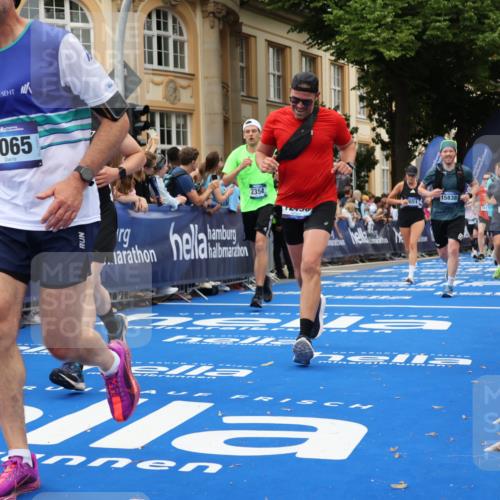 29.06.2025 - hella hamburg halbmarathon Strokosch-Dieckow http://msf.ph/oto/8299574 29.06.2025 10:53:22 Ziel 1683, 1727, 2074, 2354, 4065, 5866, 6198, 6629, 6942, 7312, 8651, 9142, 11068, 11844, 12490, 12909, 13912, 13997, 15179, 15681, 15838, 17710, 18134, 18901 meine-sportfotos.de