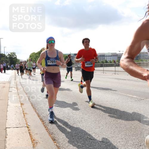 29.06.2025 - hella hamburg halbmarathon Lena Gebhardt http://msf.ph/oto/8299594 29.06.2025 09:46:58 Lombardsbrücke 1701, 18906, 148, 1053, 1344, 1396, 1411, 1577, 1889, 1959, 2243, 2563, 2836, 3005, 3790, 3935, 4477, 4944, 5048, 5152, 5193, 5660, 6032, 6305, 6683, 7080, 7466, 7622, 7628, 7831, 7867, 8312, 8323, 9376, 9519, 10298, 10477, 10771, 10927, 11055, 11304, 11370, 11661, 11898, 12204, 12447, 12899, 12987, 13148, 13199, 13493, 13494, 13729, 13771, 13961, 13991, 14069, 14310, 14385, 15902, 16243, 16811, 16957 meine-sportfotos.de