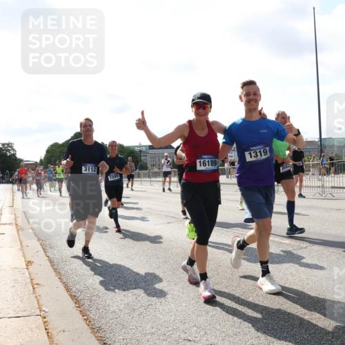 29.06.2025 - hella hamburg halbmarathon Lena Gebhardt http://msf.ph/oto/8299599 29.06.2025 09:59:29 Lombardsbrücke 3112, 1595, 16189, 1319, 1319, 1334, 1366, 1506, 1595, 1642, 1955, 1972, 2282, 2391, 2432, 2630, 2741, 2911, 3112, 3279, 3668, 3715, 4426, 4467, 4837, 4839, 5299, 5391, 5420, 5457, 5458, 5465, 5492, 5866, 6390, 6399, 6414, 6415, 6416, 7033, 7037, 7129, 7130, 7232, 7395, 7833, 7864, 8330, 8509, 8520, 8542, 8652, 8772, 8846, 8929, 9142, 9488, 9884, 9903, 9907, 9922, 9984, 10020, 10031, 10266, 11039, 11568, 11844 meine-sportfotos.de