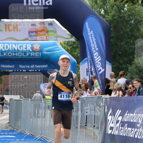 29.06.2025 - hella hamburg halbmarathon Strokosch-Dieckow http://msf.ph/oto/8299622 29.06.2025 10:17:06 Ziel 4116 meine-sportfotos.de