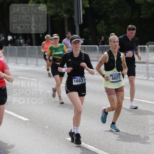 29.06.2025 - hella hamburg halbmarathon Jannik Wohlers http://msf.ph/oto/8299632 29.06.2025 10:37:05 Lombardsbrücke 1276, 1337, 1819, 2016, 2486, 2640, 3633, 4097, 5146, 5171, 5186, 5560, 5790, 5940, 6821, 6955, 7085, 7124, 7235, 7544, 7777, 7823, 8811, 8843, 9524, 10476, 10506, 10798, 10919, 11183, 11801, 11888, 11980, 12123, 12472, 12762, 12824, 12935, 13077, 14130, 14282, 14657, 15084, 16032, 16303, 16582, 16680, 16706, 16831, 16837, 17305, 17307, 17355, 17965, 18710, 18903 meine-sportfotos.de