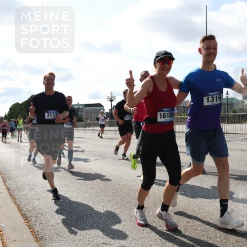 29.06.2025 - hella hamburg halbmarathon Lena Gebhardt http://msf.ph/oto/8299644 29.06.2025 09:59:29 Lombardsbrücke 105, 3112, 1595, 12446, 16189, 1319, 1319, 1334, 1366, 1506, 1595, 1642, 1955, 1972, 2282, 2391, 2432, 2630, 2741, 2911, 3112, 3279, 3668, 3715, 4426, 4467, 4837, 4839, 5299, 5391, 5420, 5457, 5458, 5465, 5492, 5866, 6390, 6399, 6414, 6415, 6416, 7033, 7037, 7129, 7130, 7232, 7395, 7833, 7864, 8330, 8509, 8520, 8542, 8652, 8772, 8846, 8929, 9142, 9488, 9884, 9903, 9907, 9922, 9984, 10020, 10031, 10266, 11039, 11568, 11844 meine-sportfotos.de