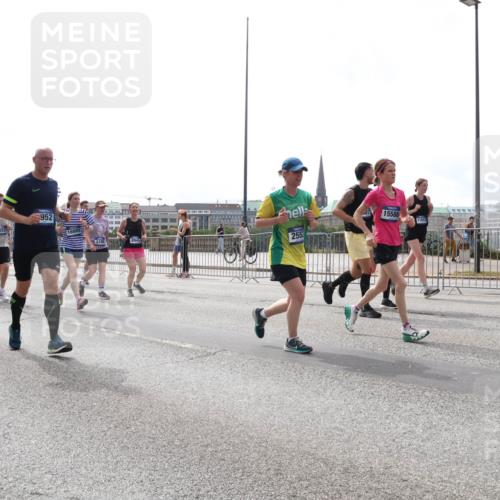 29.06.2025 - hella hamburg halbmarathon Lena Gebhardt http://msf.ph/oto/8299660 29.06.2025 10:36:59 Lombardsbrücke 16309, 253, 952, 6190, 255, 15588, 11912, 1022, 1118, 1253, 1339, 1488, 1490, 1597, 1948, 1952, 1954, 2031, 2072, 2104, 2124, 2272, 2480, 2552, 2588, 3127, 3165, 3428, 3714, 3873, 3895, 4084, 4347, 4618, 4733, 4762, 4996, 5224, 5538, 5640, 5786, 5789, 6156, 6172, 6359, 6584, 6804, 7202, 7707, 7773, 8007, 8257, 8258, 8315, 8499, 8758, 8936, 8937, 9054, 9055, 9295, 9500, 9694, 13265, 15077, 17156, 17807, 18152, 18488 meine-sportfotos.de