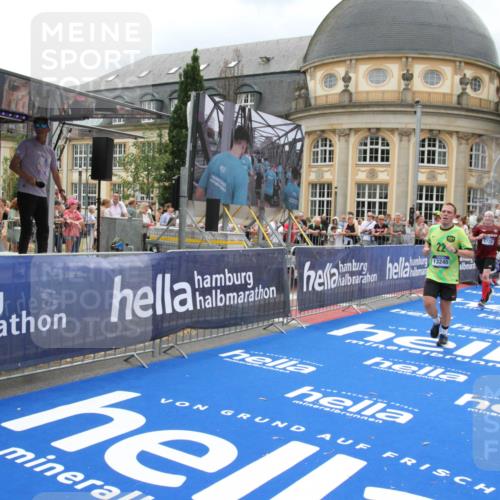 29.06.2025 - hella hamburg halbmarathon Michael Strokosch http://msf.ph/oto/8299673 29.06.2025 10:57:35 Ziel 1239, 2236, 2652, 3435, 4502, 5015, 5134, 5457, 5458, 5728, 6281, 6302, 8393, 12144, 13245, 14571, 15695, 16093, 17758 meine-sportfotos.de